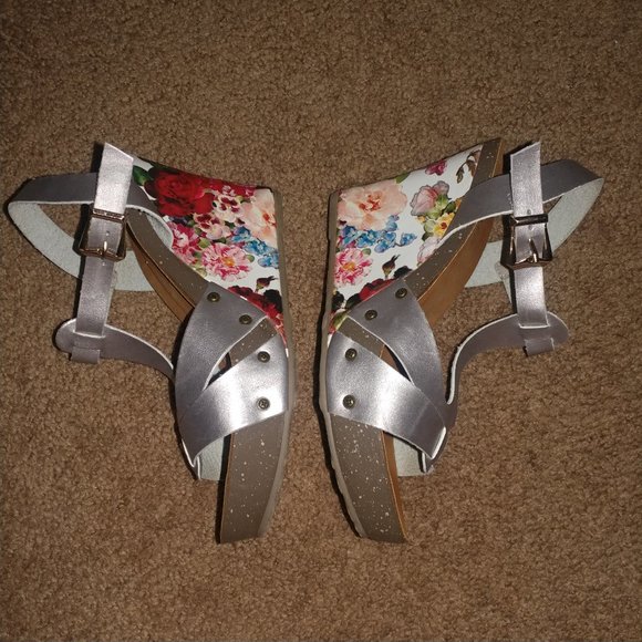Bella Marie: HOLA Silver Floral Platform Wedge Sandals - Women's Size 7.5 - Picture 6 of 10